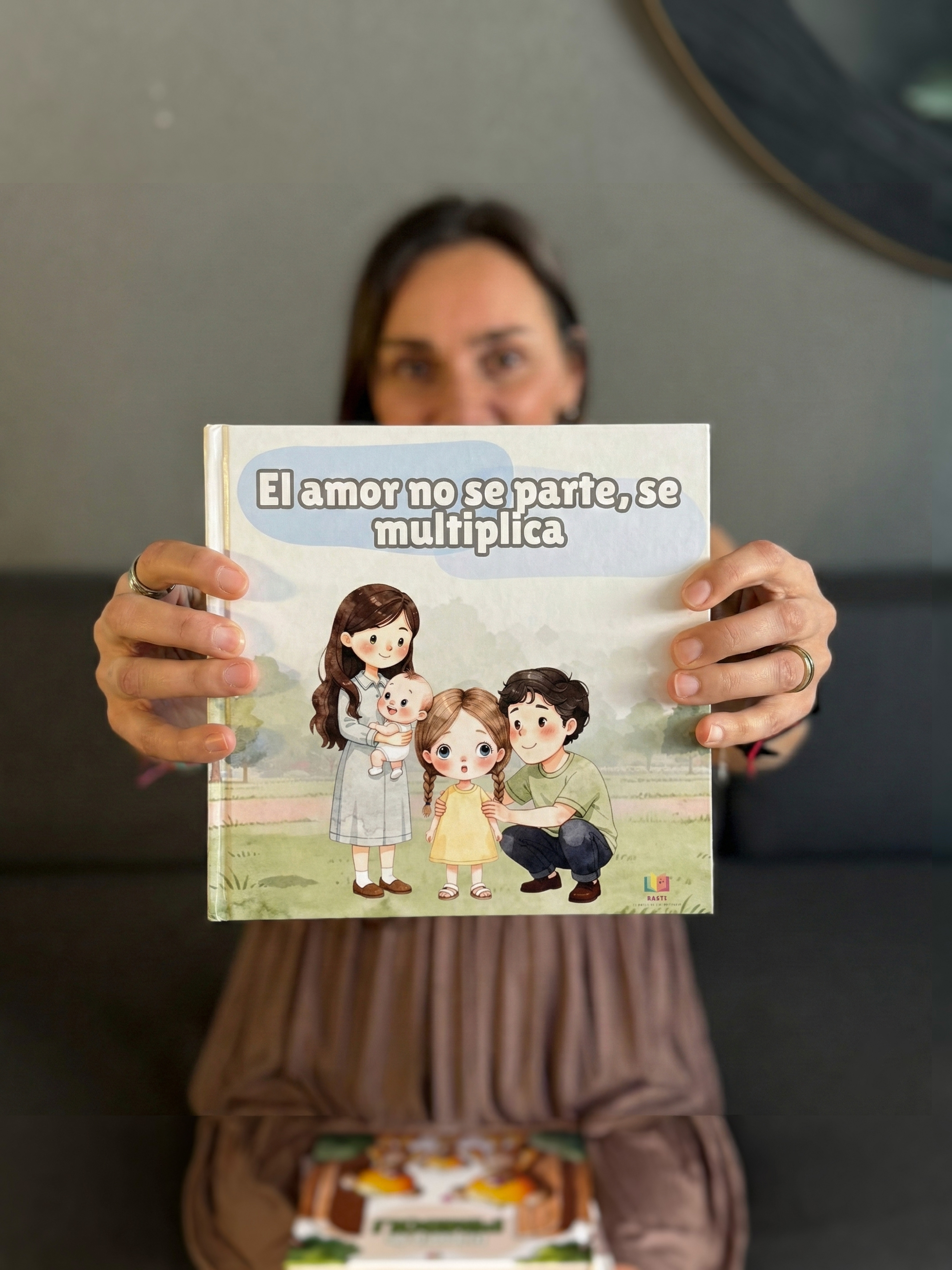 Niño leyendo su cuento Rasti